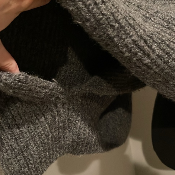 Do Everything In Love Grey Cropped Poncho. One Size - Picture 6 of 13